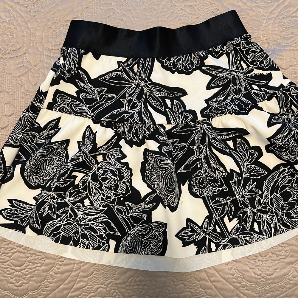 Express white and black elastic floral skirt